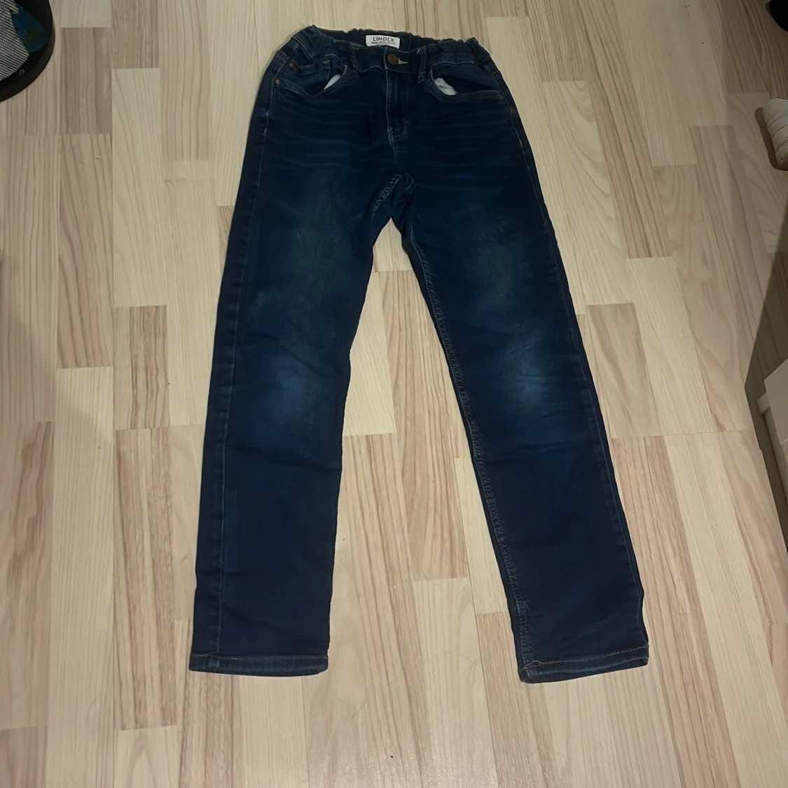 Mörkblå jeansbyxor från Lindex