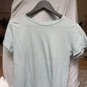 Ljusblå t-shirt  - En enkel och fräsch ljusblå t-shirt från 157 i storlek XS. T-shirten har rund hals och korta ärmar, tillverkad i mjuk 100% bomull. Perfekt ljusblå färg!! Kontakta om du har några funderingar!!❤️