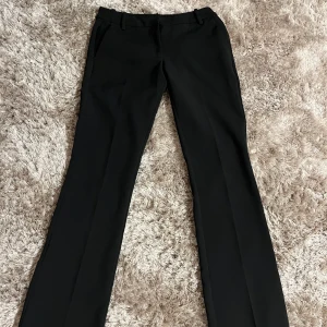 Svarta kostymbyxor med bootcut - Populära Snygga svarta kostymbyxor low Waits bootcut. Från bikbok, ny skick används fåtal gånge