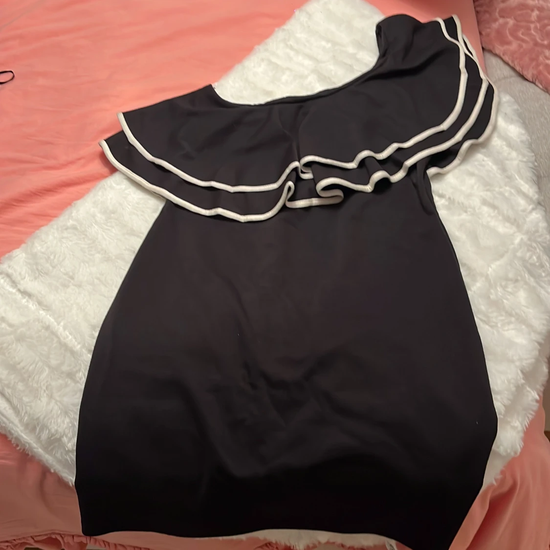 Svart kortklänning med volang - 1