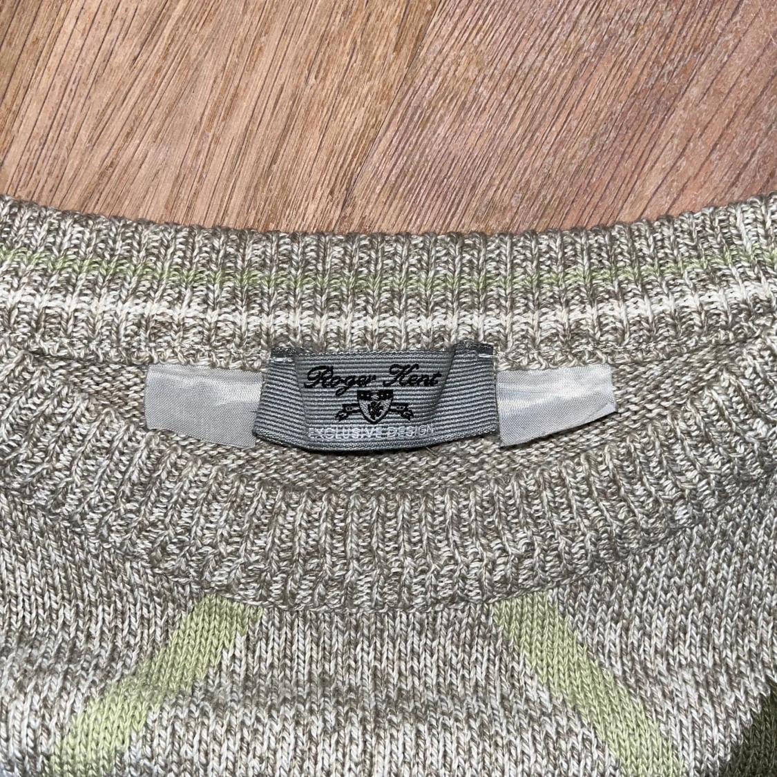 Grå stickad tröja - 1