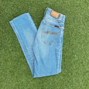 Nudie Jeans ljusblå W26 L32 - Säljer dem här nudie jeansen. Om det är så att du gilla modellen men inte färgen så har massa andra alternativ på vårt konto. Priset är inte hugget i sten och kan diskuteras. Om du har några frågar var inte rädd att fråga!