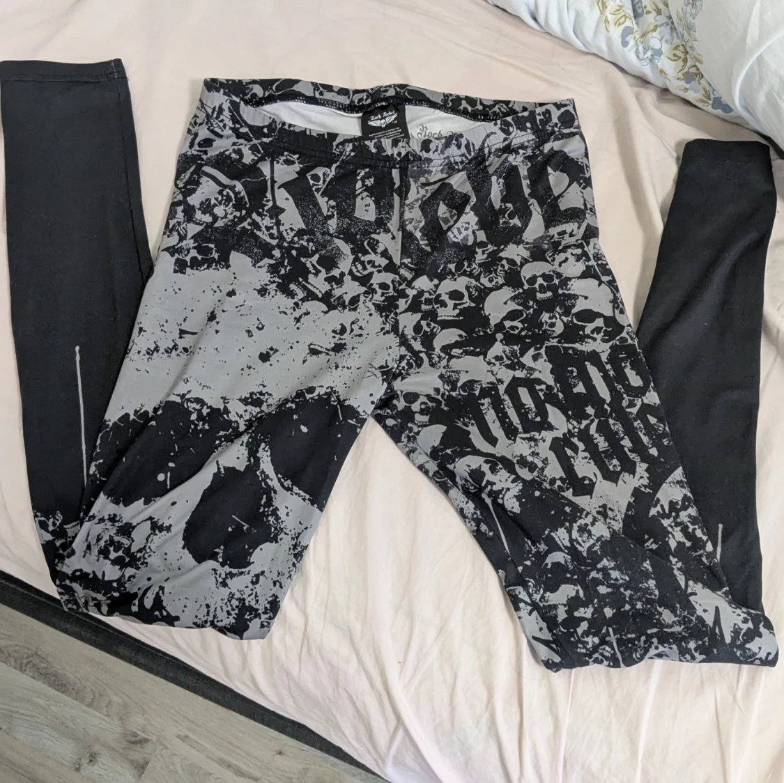 Rock Rebel leggings med dödskalletryck