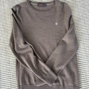 Morris tröja beige brun - Säljer en stilren beige brun tröja från Morris i 100% merinoull. Tröjan har rund halsringning, diskret broderad logga på bröstet och långa ärmar. Perfekt för lager-på-lager och passar till allt ny pris runt 1500 pris kan diskuteras vid snabb affär 😁