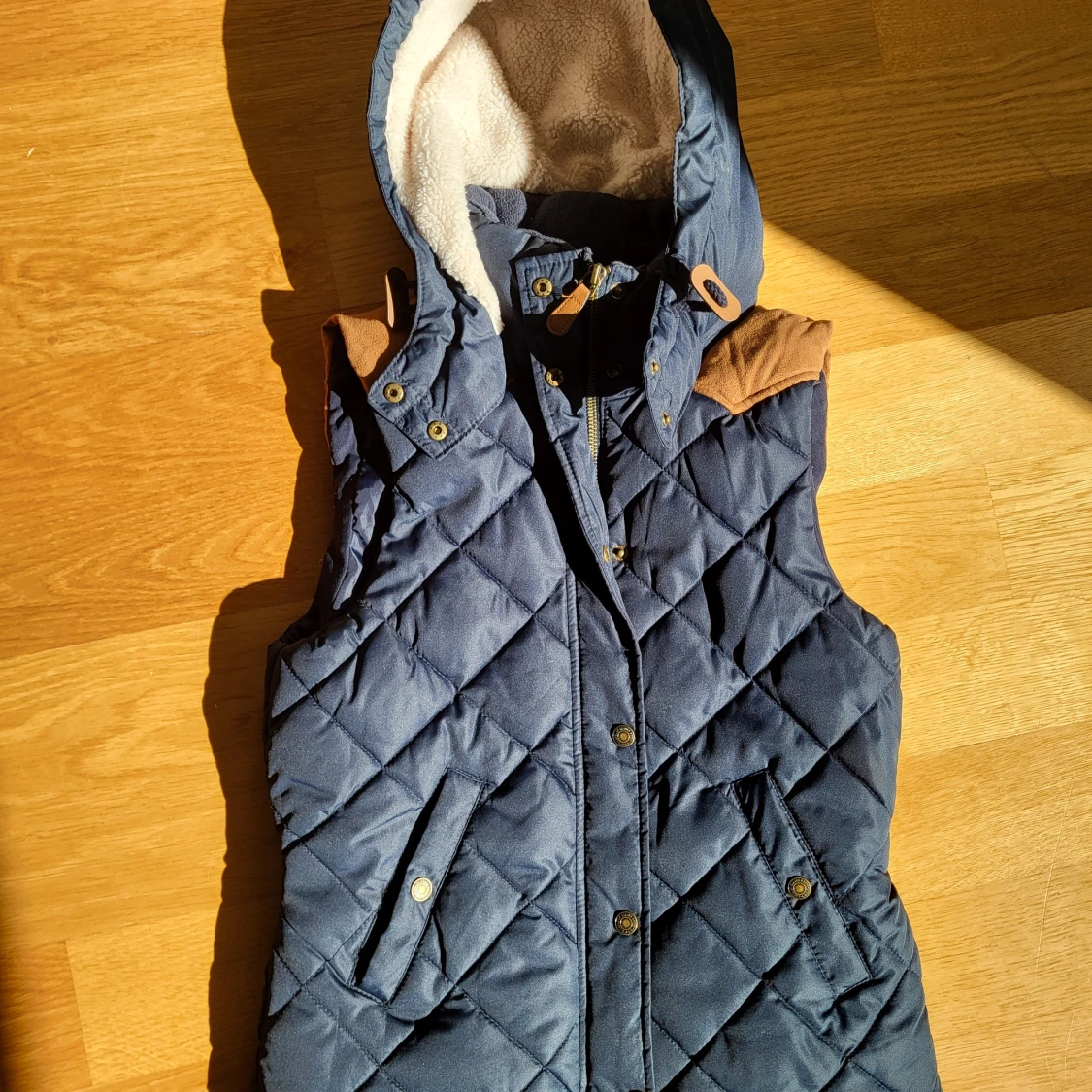 Quiltad blå dunväst från H&M