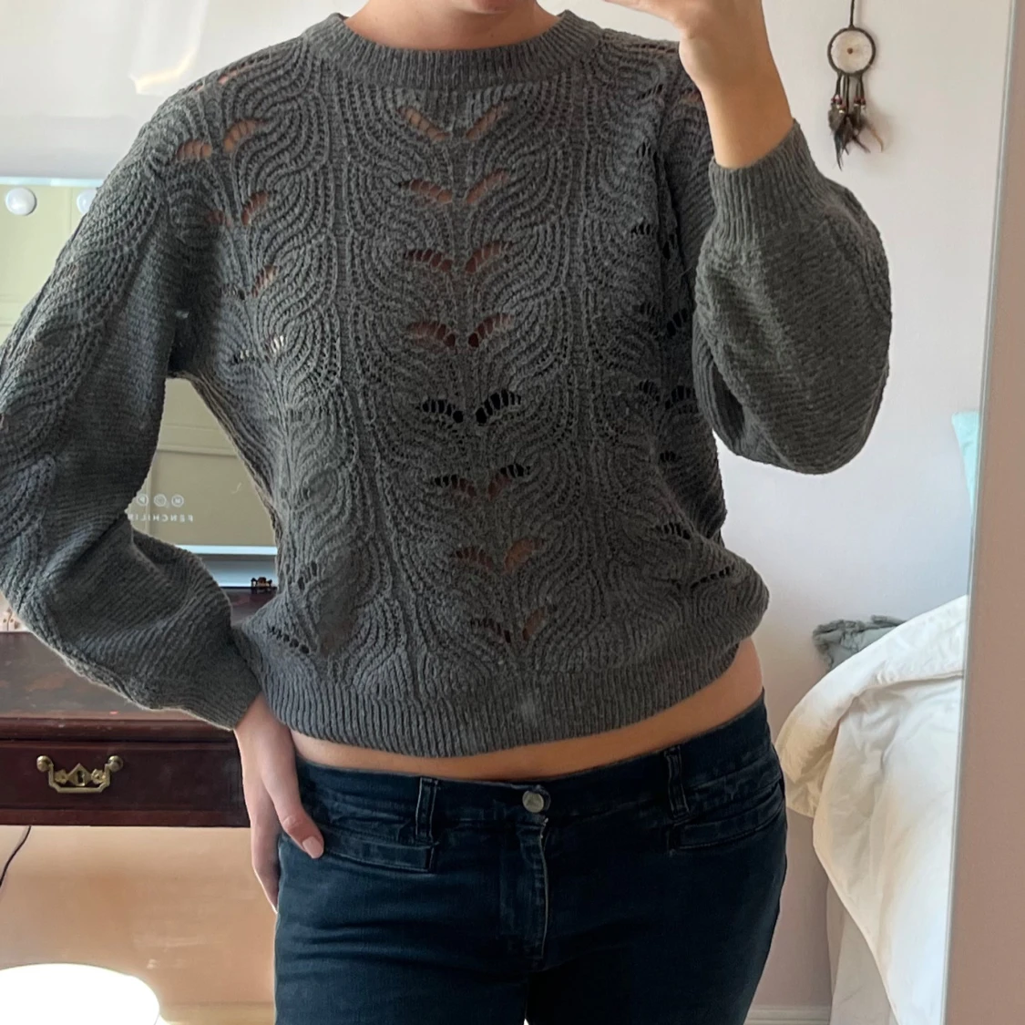 Grå stickad tröja med hålmönster - 1