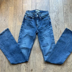Jeans från Gina tricot  - Blå jeans från Gina, vanliga fickor och en urtvättat look. Aldrig andvända