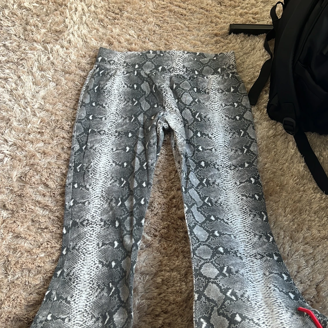 Grå bootcut byxor med ormmönster - 1