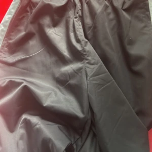 Lacoste byxor  - Svarta byxor från Lacoste oanvänd size S 