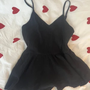 Svart topp - En svart topp från SHEIN men lappen är bortklippt, säljer för att den är inte min storlek.