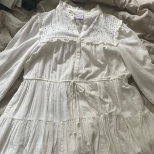 Vit kortklänning från Holly & Whit - Superfin vit kortklänning från Holly & whit med prislapp kvar, nypris 799 säljer för 400kr.🤍