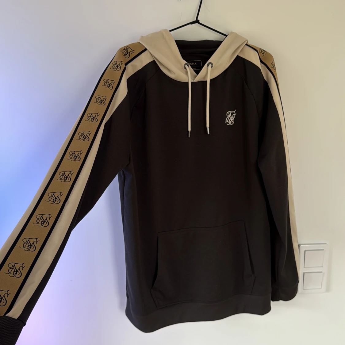 Svart och beige hoodie från SikSilk