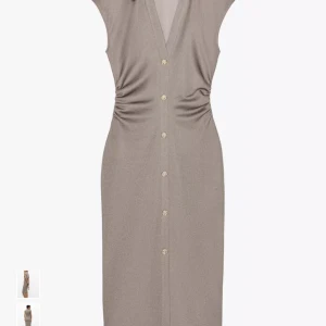 Beige långklänning med v-ringning - Stilren beige långklänning med v-ringad hals och snygga knappar framtill. Klänningen har rynkade detaljer vid midjan och är ärmlös, vilket ger en modern och clean look. Perfekt för dig som gillar minimalistisk stil.