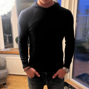 Eftertraktad Massimo dutti Kashmir hoodie - Säljer just nu denna eftertraktade Kashmir hoodien från Massimo dutti som är slutsåld överallt! Tröjan är i otroligt bra skicka och inga skador eller liknande, den är perfekt ju till hösten och vinter och ett otroligt snyggt plagg🤩Skick:8/10 Pris:899