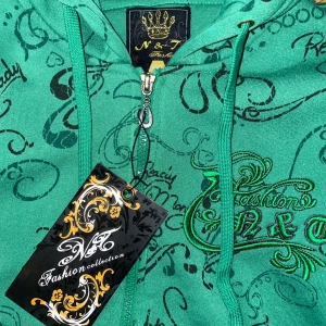 Grön hoodie med tryck från N&T  - Säljer en grön hoodie från N&T Fashion med svart mönstrat tryck och broderad logga på bröstet. Tröjan har dragkedja, huva med snörning och långa ärmar. Perfekt för dig som gillar streetstyle och y2k.