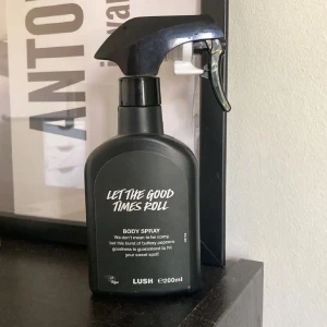 Lush Let The Good Times Roll Body Spray - Lush Let The Good Times Roll Body Spray i svart plastflaska med spraymunstycke. Doften har inslag av smörig popcorn och sötma, perfekt för dig som gillar unika och lekfulla dofter. Flaskan rymmer 200 ml och har en modern, stilren design.