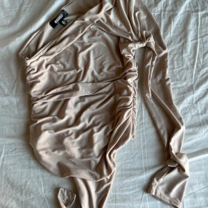 sommar toppar - Fina sommartoppar som är använda några gånger. Perfekt till vardagen och fest. Alla toppar kostar 100kr förutom den vita tubtopp. Den kostar 50kr