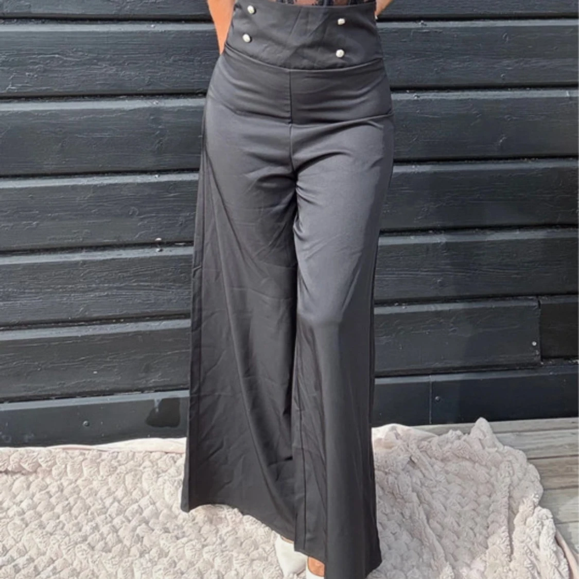 Svarta vida byxor med guldknappar från SHEIN stl.S