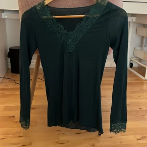 Intimissimi tröja  - Säljer en mörkgrön intimissimi tröja! Jag köpte den på Plick och jag har inte så mycket användning av den så jag säljer den. Som man kan se på den sista bilden är den lite skadad och igensydd och även lite uppriven på några ställen! 