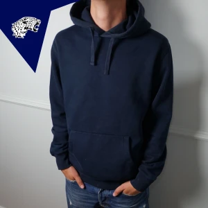 THESE GLORY DAYS HOODIE - Fet These glory days hoodie i Marinblå | Skick: 9/10 | Strl: M | Modellen är 182cm lång | Hör av dig om du undrar någonting!