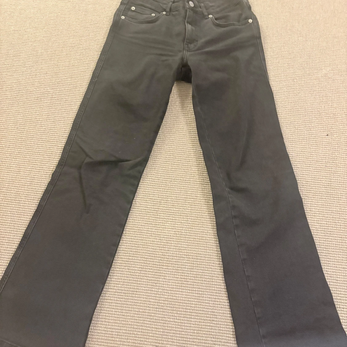 Svarta bootcut jeans med fickor