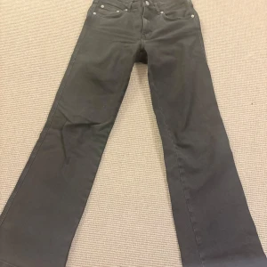 Svarta bootcut jeans med fickor - Snygga svarta jeans med bootcut passform från lager 157, modellen heter 90’s boot. Jag säljer jeansen då den tyvärr är för korta på mig! 