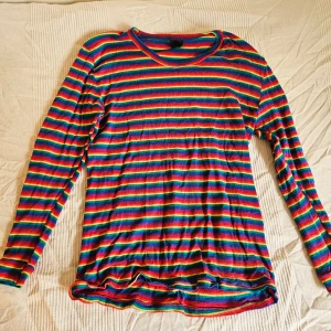 Regnbågsfärgad tröja - Pride, Decora kei, eller bara ett fan av färger? Då är denna tröja perfekt! Relativt tunn, så funkar också bra under en tshirt för en lite mer subtil färgklick. Har några noppor. Står ingen storlek, men skulle säga att den är S, möjligtvis S/M