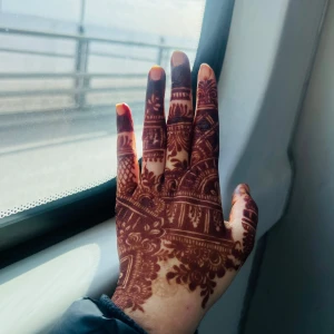Henna för handmålade mönster/ boka mig för din henna - Säljer henna för att skapa snygga, detaljerade mönster på händer och armar. Färgen är djupbrun och ger ett klassiskt, traditionellt utseende med både blommor och geometriska former. Perfekt för dig som vill ha kreativa och unika designs. Appliceras enkelt med kon eller pensel.