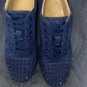 Mörkblå Christian Louboutin sneakers - Selling my Christian Louboutin look alike, they are a bit big on me I’m size 38 and I think it works on size 39, it’s very new never worn it, but I don’t have the tag and box 