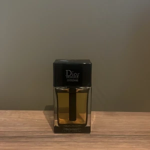 Dior Homme intensse parfym - Säljer en Dior Homme Intensse parfym. Ungefär 48/50 ml finns kvar. Boxen finns med.