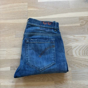 Dondup jeans - Säljer nu ett par riktigt feta Dondup jeans o modellen George, riktigt snygga med feta slitningar, storleken på dessa är 32. Hör av dig vid minsta lilla fundering🙌