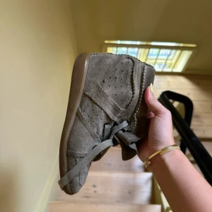 Isabel marant skor -  Ett par Isabel Marant skor i grön mocka. De har använts ett par gånger innan. Säljer dessa på grund av att de inte kommer till användning!  ( lånade bilder)