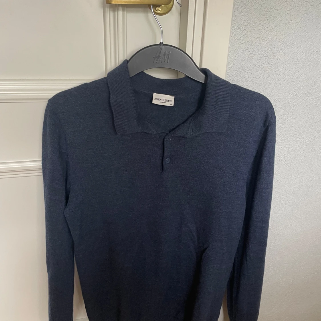 Mörkblå stickad pikétröja John Henric - 1