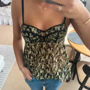 Topp  - Skit snygg topp med ”kupa”. 