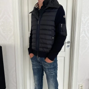 Moncler Cardigan Tricot  - Moncler cardigan  Storlek L  Skick 9/10 som ny  Färg Navy blue  Nypris 12 500kr  Modellen är 188cm och väger 77kg