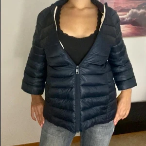 Marinblå dunjacka med trekvartsärm - Supersnygg marinblå pufferjacka med trekvartsärmar i storlek M. Jackan har dragkedja och rymliga fickor framtill. Super mysig inför höst 🍂 Säljer då den är för stor för mig som vanligen bär XS/S. Jag är 1.56 cm för reverens💕