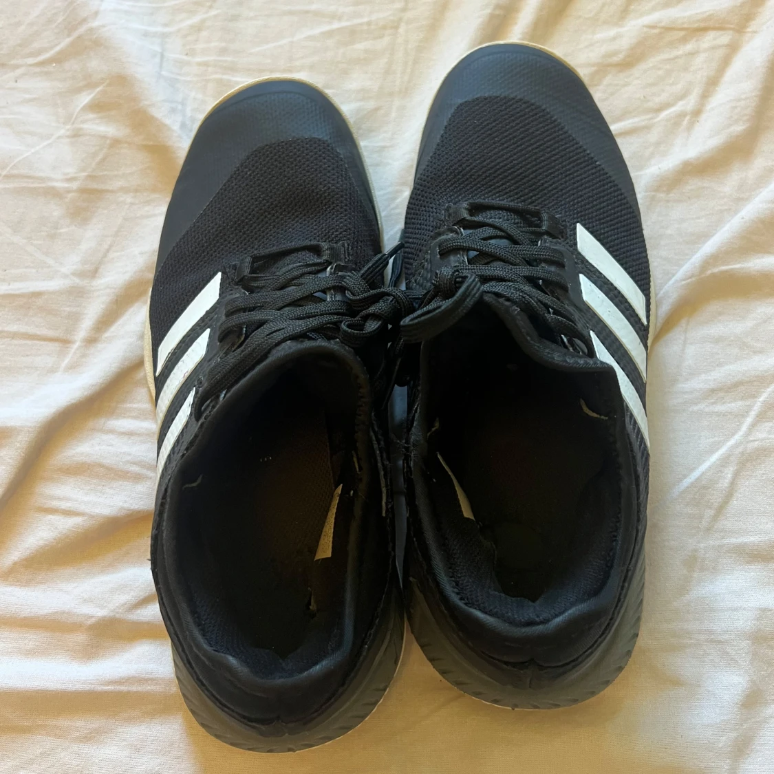 Svarta Adidas sneakers med vita ränder - 3