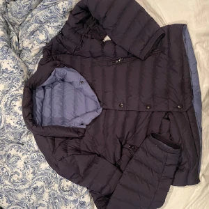 Moncler jacka äkta - Säljer en av min pappas gamla jacka då den ej andvänds längre, köpt för nåt år sedan i nk för runt 10000kr tror jag. Jackan är i gott skick men är rätt så andvänd och har några pytte små hål här och där runt 3 styckna man ser de ej. Storlek 5 som passar storlek M då denna är lite liten i storleken. Kan gå ner Fraktar samma dag som köp, vid mer eventuella frågor kontakta gärna mig🤳😊 100% äkta. Kom privat om ni vill ha bilder. Kan även gå ner i pris vid snabb affär😁