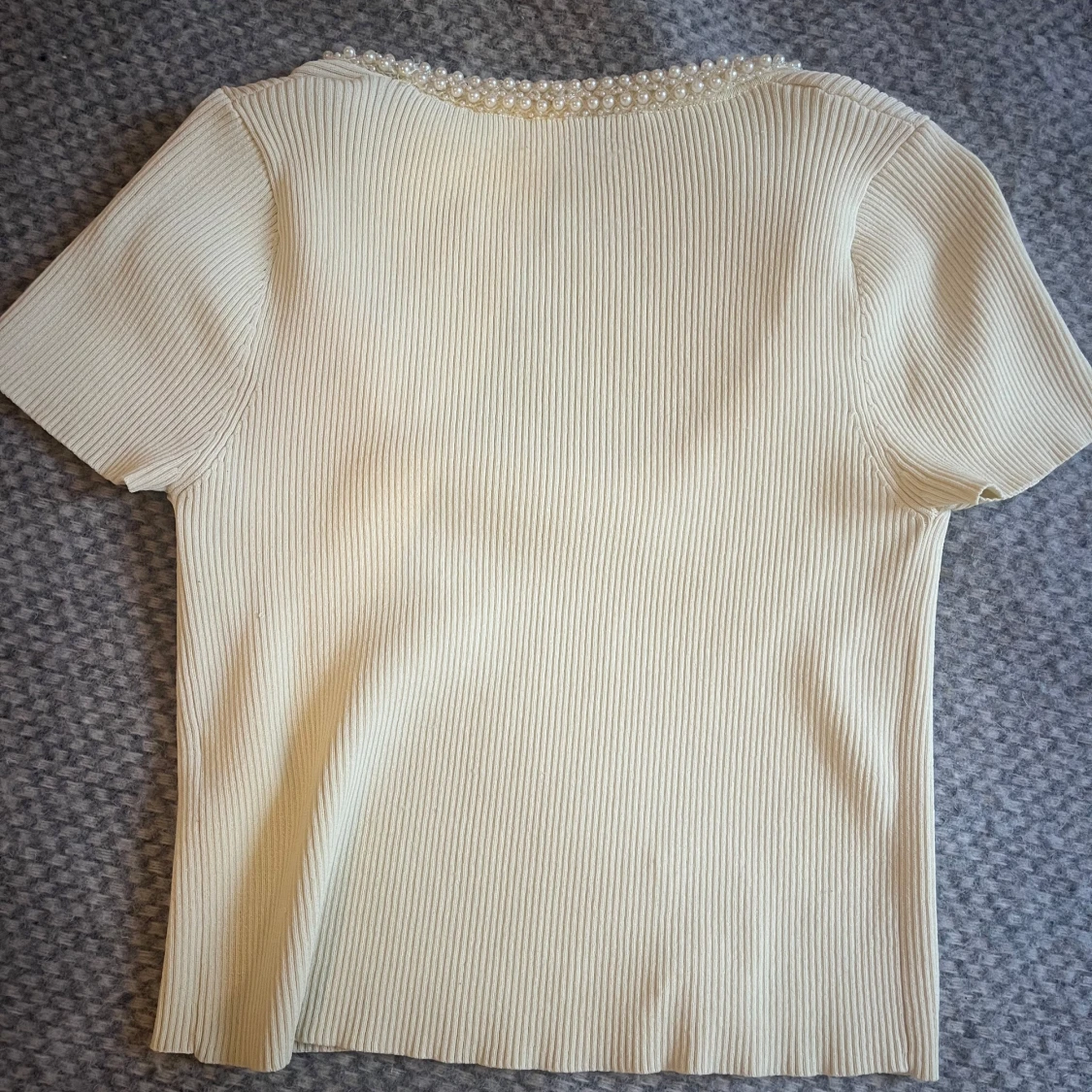 Ljusgul topp med pärlor & öppen rygg - 2