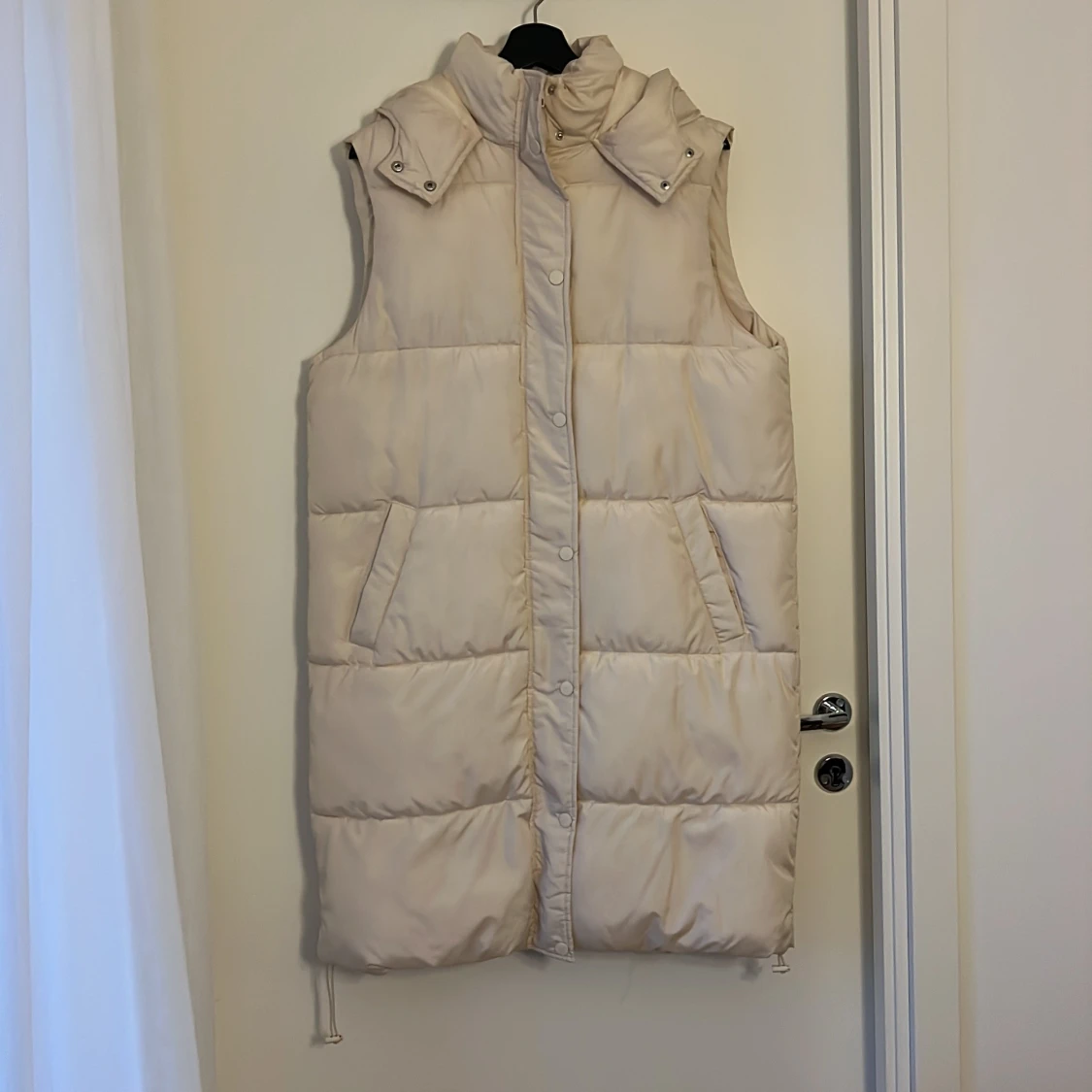 Vit/Beige lång dunväst från Violet Romance