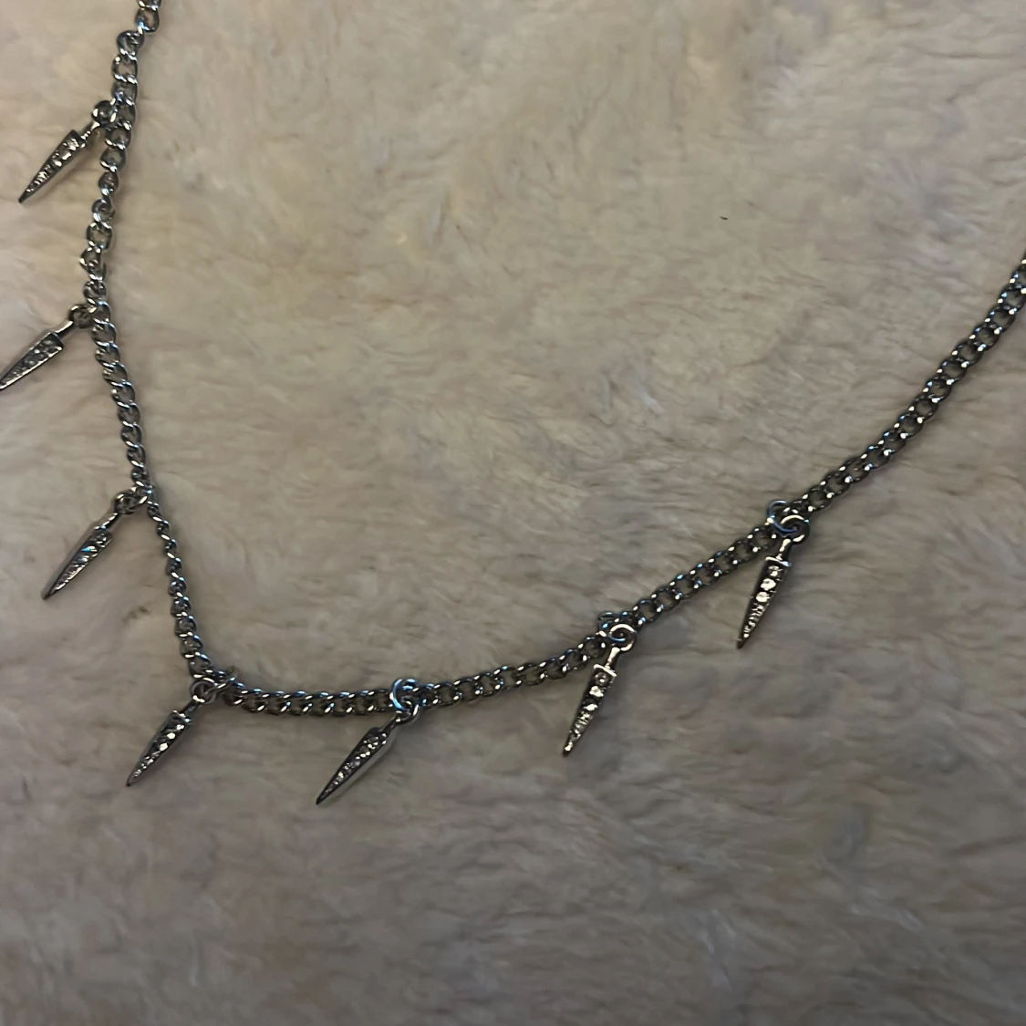 Silvrigt halsband med blixtar  - 1