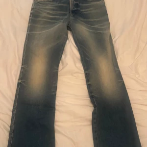 Diesel Jeans 1998-D-Buck - Snygga blå jeans från Diesel med coola slitningar och ljusa partier framtill och baktill. Helt ny utan prislapp. Passade inte mig men kunde inte skicka tillbaka. Nypris 2800