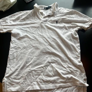 Ralph lauren pike  - Klassisk och fin vit piké ifrån ralph lauren, mycket bra skick. Skriv om du har några frågor!