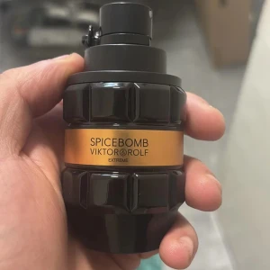 Spicebomb extreme - OBS! Säljer sampels av Spicebomb extreme en Victor&Rolf parfym. 5ml = 40kr 10ml= 80kr 15ml = 120kr. Passa på nu inför vintern. Inte mycket kvar innan vintern är här och för min parfym att ta slut.