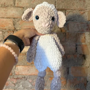 Lammsnutte vit & beige - Virkad Lammsnutte i mjukt oeko-tex certifierat garn. Virkad av mig i hemmiljö där hund och katt förekommer. 