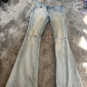 Skit snygga!! - Skit snygga ljusblå, bootcut, lowaisted, diesel jeans🥰superfin ljusblå färg. Passar 34-36. Ge gärna prisförslag (har ingen bild med de på) midjemått rakt över: ca 37, innerbenslängden: ca 80