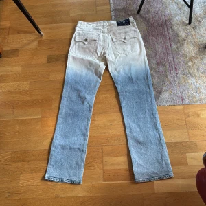 True Religion Ricky dip-dye jeans - Säljer ett par sjukt snygga Ricky jeans från True Religion med unik dip-dye effekt. Skit feta köp.