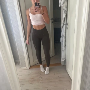 Skogsgröna träningsthights, aimn - Säljer ett par skogsgröna leggings med snygga meshdetaljer längs benen från aimn.🖤De är högmidjade och har tight passform, perfekta för träning. Materialet är stretchigt och sitter skönt mot kroppen och ger bra rörelsefrihet. Knappt använda. 