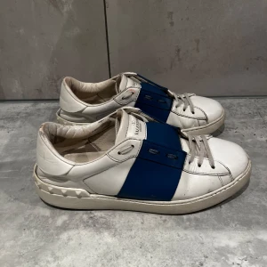 Valentino Open  - Säljer ett par feta Valentino Open i storlek 42 fitts 43, cond 7/10 fint använd skick! Bara att höra av sig vid minsta lilla fundering, priset är ej hugget i sten! mvh Sigge. 