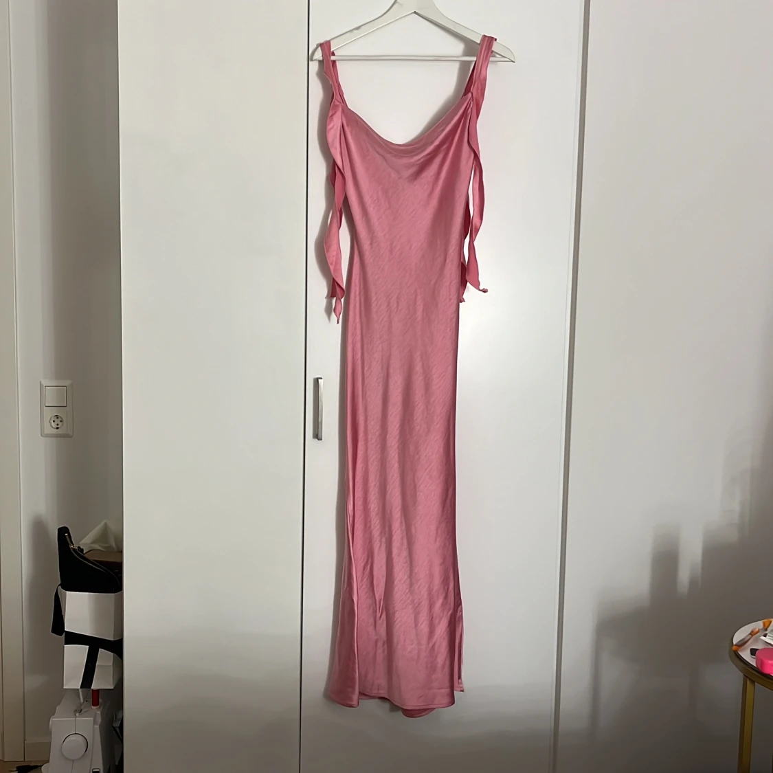 Rosa satinklänning från Gina Tricot - 1